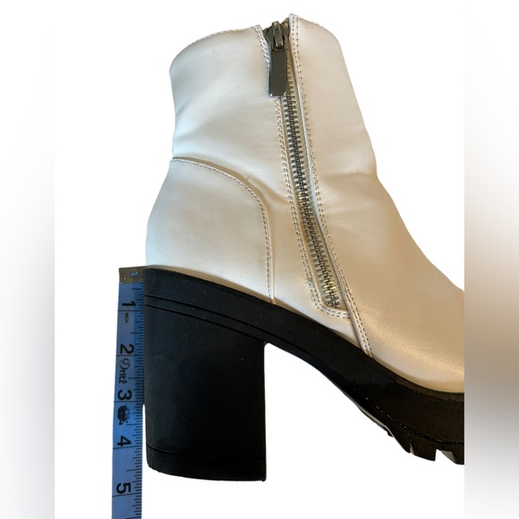 FOREVER 21 White black Platform sole ankle booties side zip up size 8 boots NWOB - Picture 2 of 7